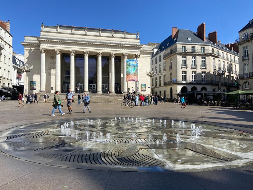NANTES 44000 NANTES - MURS OCCUPES LOUES - QUARTIER GRASLIN 4