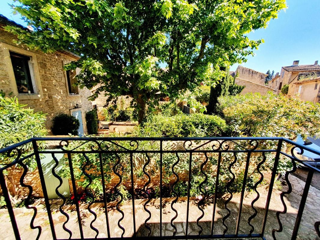 UZES Maison de village en pierres avec terrasses 2