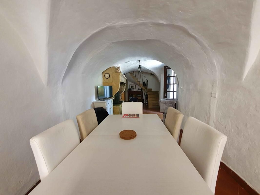 UZES Maison de village en pierres avec terrasses 4