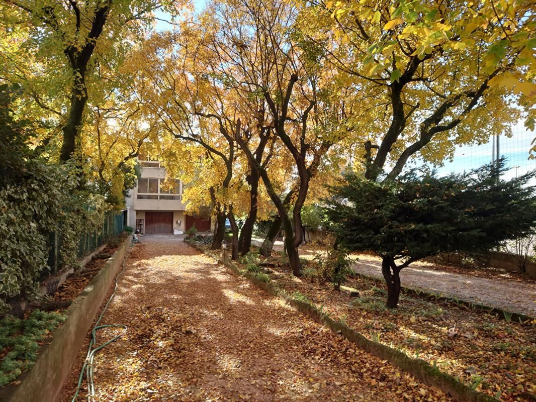 MARSEILLE-12E-ARRONDISSEMENT Maison de 289 m2 comprenant 3 appartements 1