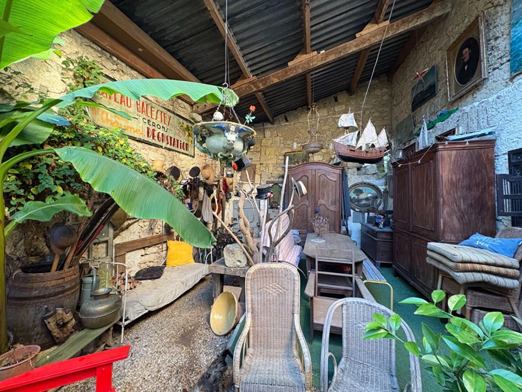 VILLEFRANCHE-DE-LONCHAT COUP DE COEUR : maison de bourg atypique. Gros potentiel & charme absolu 2