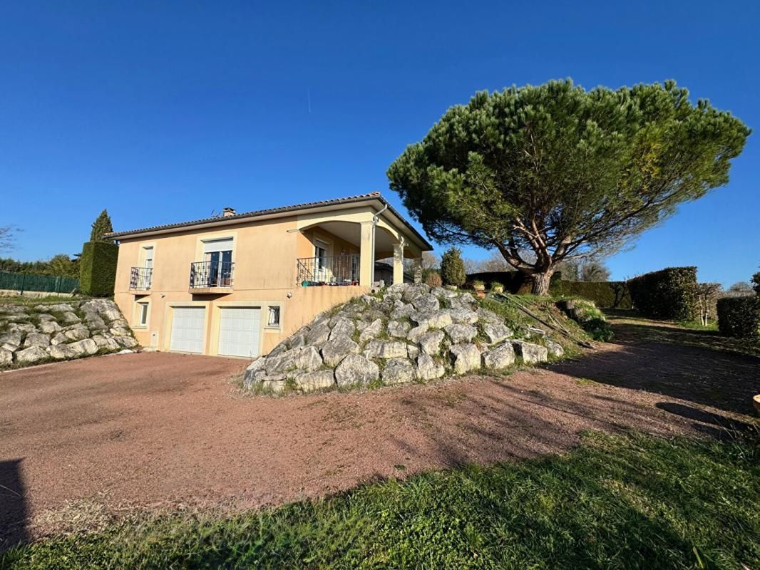 PLASSAC Maison Plassac 4 pièce(s) 235 m2 2