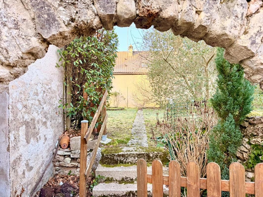 BAZEMONT À Bazemont, maison indépendante de plain-pied avec jardin - à rénover 2