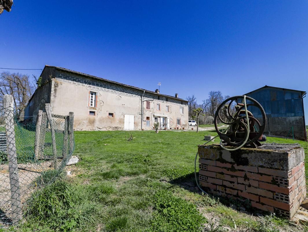 PUYLAURENS Propriété au calme, proche Puylaurens, avec grands volumes et potentiel 2