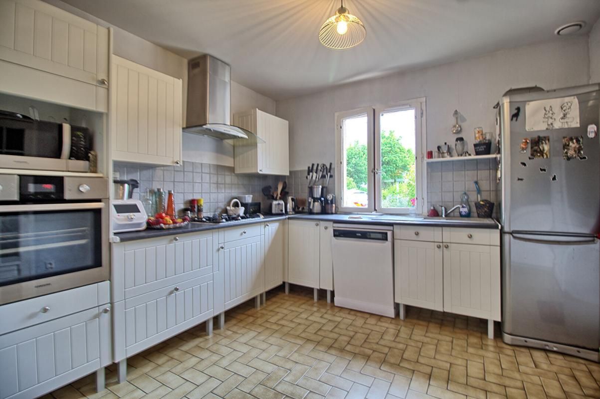 VERRIèRES-EN-ANJOU Maison Verrieres En Anjou 7 pièce(s) 150 m2 4