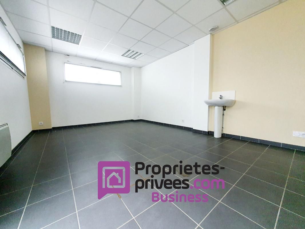 POUANCE OMBREE D ANJOU - MURS COMMERCIAUX LOUES 210 m² 4