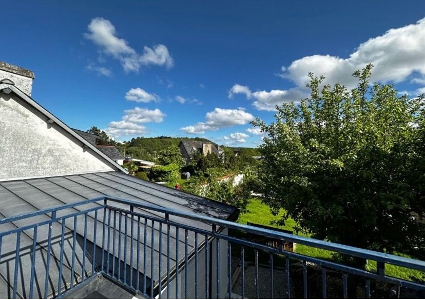 HENNEBONT Charmant appartement de 60 m2 en rez-de-jardin (avec terrain de 150 m2 environ) dans un quartier calme sur les hauteurs d'Hennebont (Morbihan) à proximité du centre (500 m). (2 min de Hennebont centre, 10 min de Lanester, 10 min de Caudan, 19 min de Lorie 4