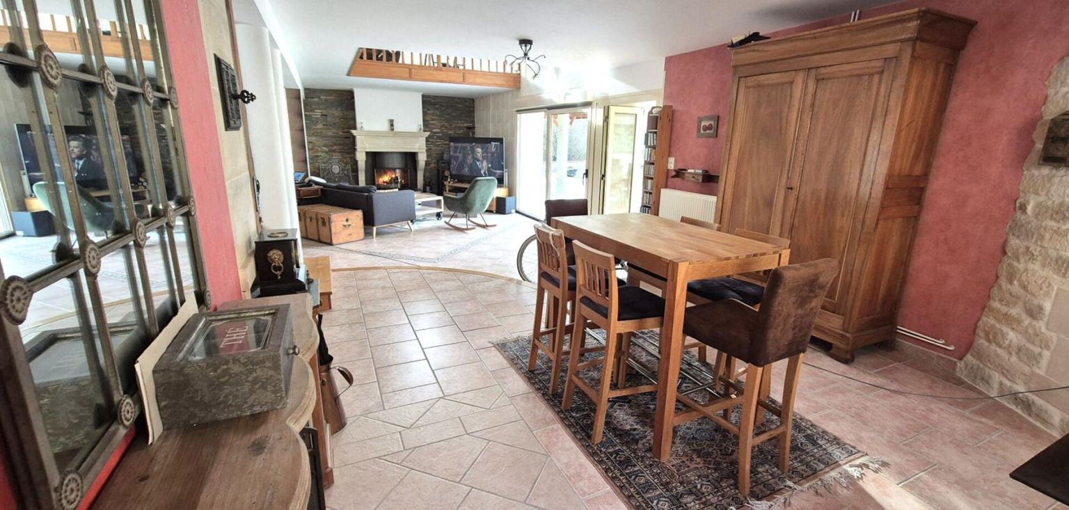 SAINT-DIZIER Belle Demeure Contemporaine en Pierres ou de Caractère de 225 m² Entièrement Rénovée avec sa Vaste Cour sécurisée, Hangar ou Remise avec Atelier, Carport, Véranda Climatisée, Kiosque avec Cuisine d'été, Terrasse de 100 m², Bûcher, Etang poissonneux, Ruiss 2