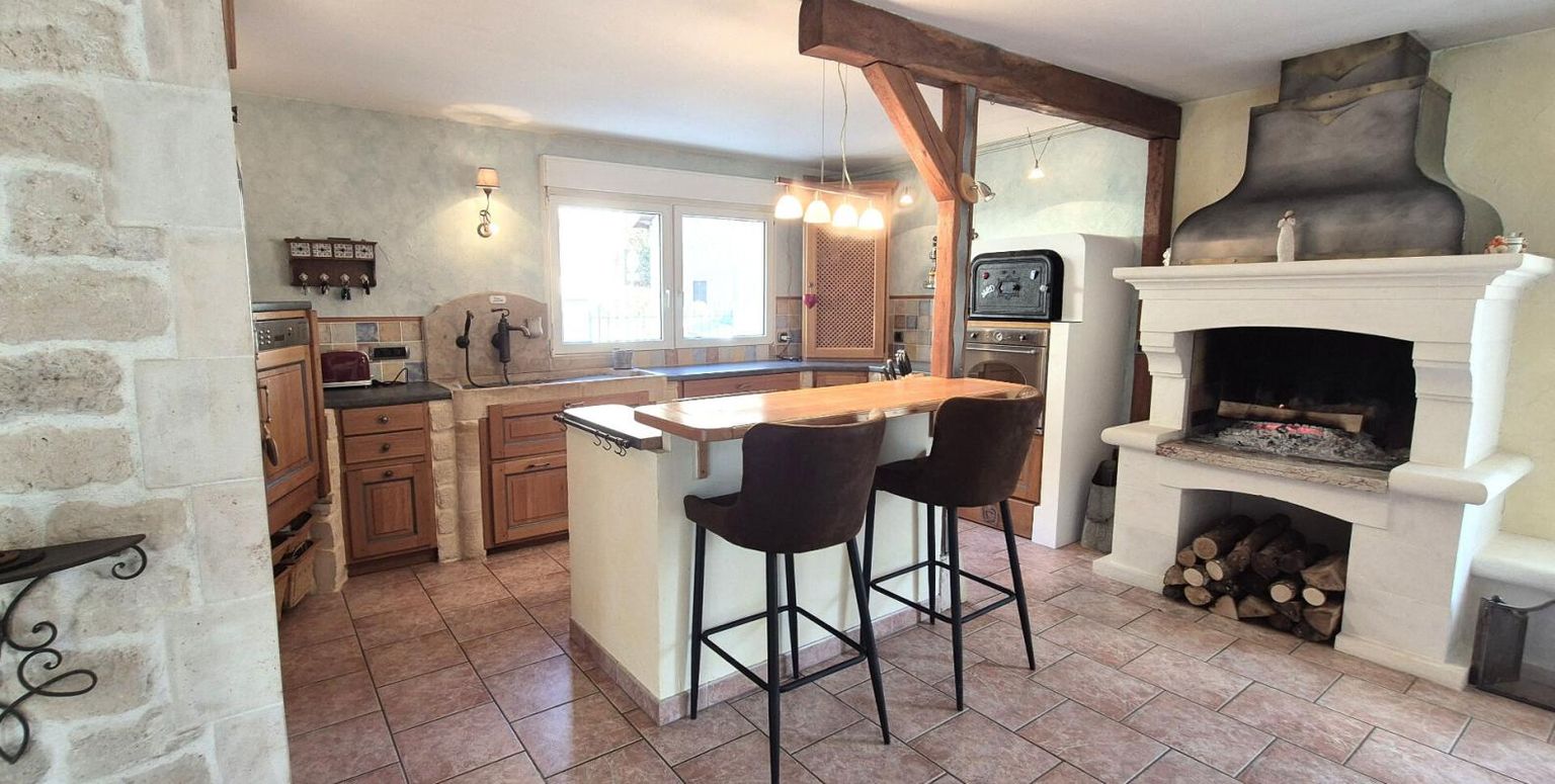 SAINT-DIZIER Belle Demeure Contemporaine en Pierres ou de Caractère de 225 m² Entièrement Rénovée avec sa Vaste Cour sécurisée, Hangar ou Remise avec Atelier, Carport, Véranda Climatisée, Kiosque avec Cuisine d'été, Terrasse de 100 m², Bûcher, Etang poissonneux, Ruiss 3