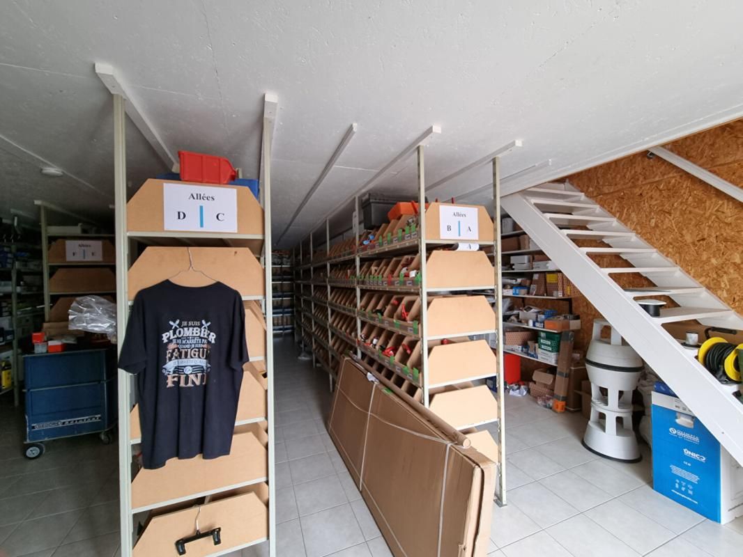 BRAY-EN-VAL Parking et atelier pour artisans 200 m2 2