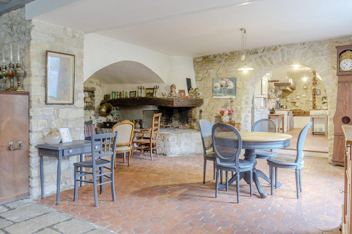 JAMBVILLE Propriétés-Privées - Exclusivité : Élégante maison en pierre de 241 m² 4