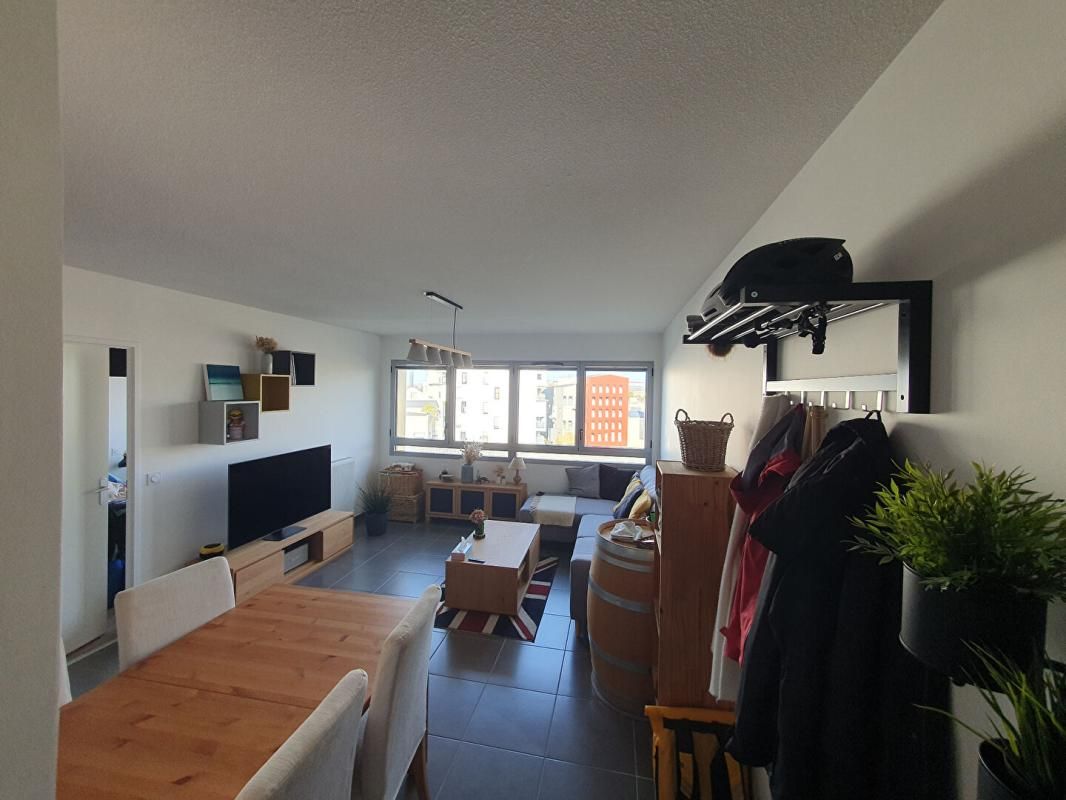 33000 BORDEAUX  APPARTEMENT T2 43 m2 +1 PLACE PARKING COUVERT