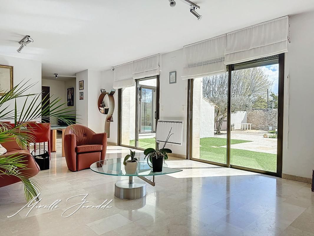 BEAUCAIRE Beaucaire villa  6 pièces 179m² avec garage et piscine et terrain  constructible de 1270m² 3