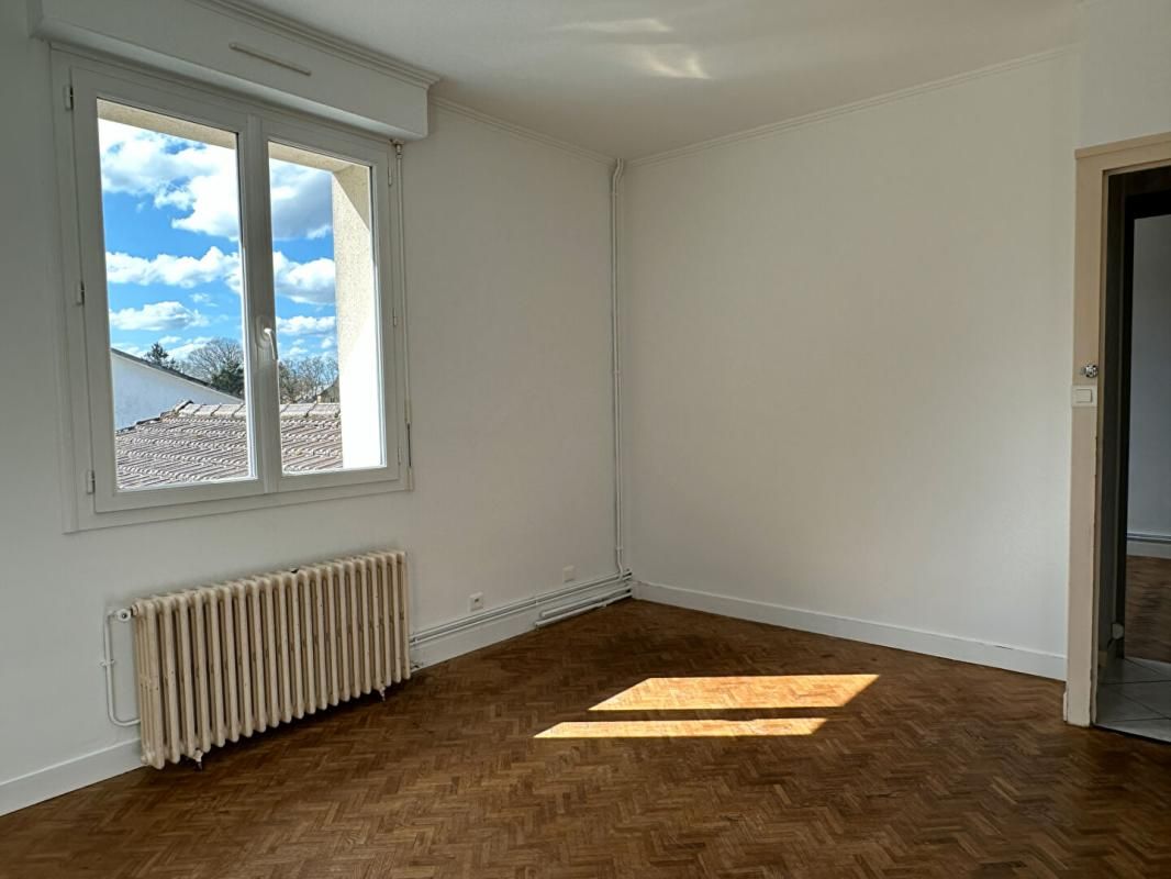 LES ESSARTS Investissement locatif ? Maison individuelle avec 2 logements loués 3