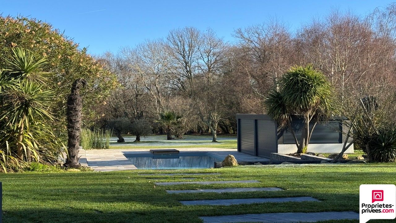 Maison d'architecte de plain-pied  à Salleboeuf  - 11 pièces -  354 m2 -  7112 m2 de terrain - Double garage - Piscine - 2 dépendances -  Aire de stationnement