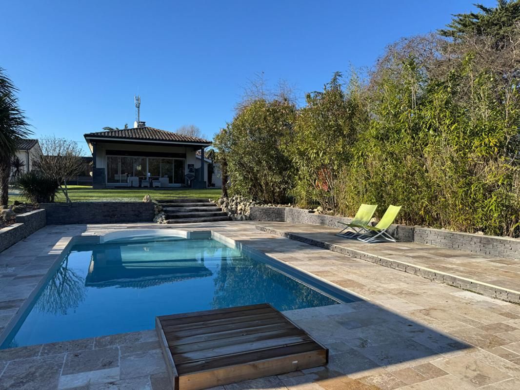 SALLEBOEUF Maison d'architecte de plain-pied à Salleboeuf - 11 pièces - 354 m2 - 7112 m2 de terrain - Double garage - Piscine - 2 dépendances - Aire de stationnement 2