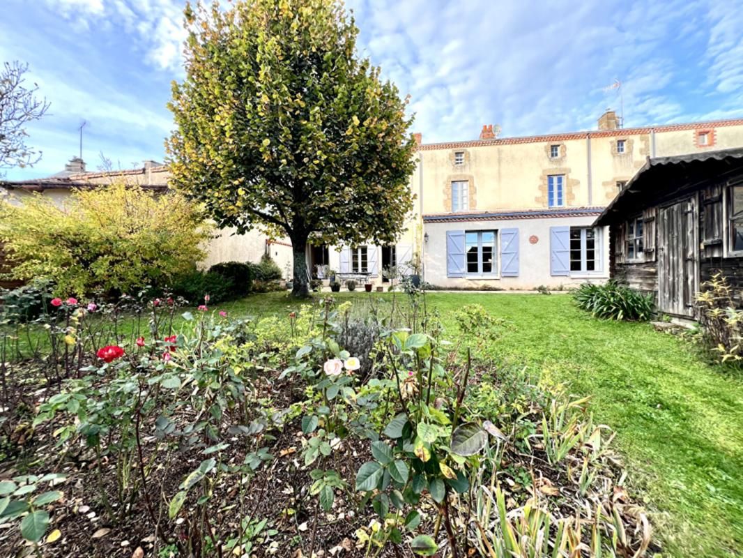 CLISSON Maison Montfaucon Montigne 7 pièce(s) 206 m2 3