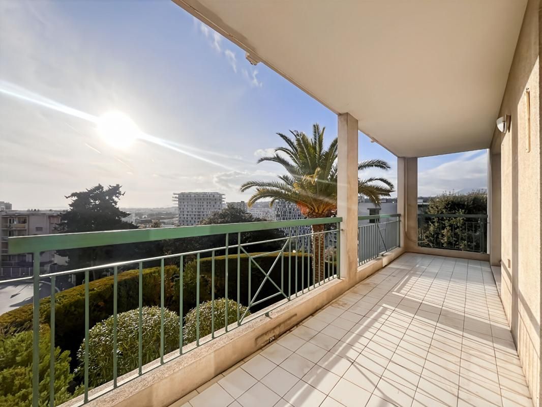 NICE OUEST  - MAGNIFIQUE 3 PIECES LUMINEUX A RENOVER - EXPO SUD - DOUBLE BOX