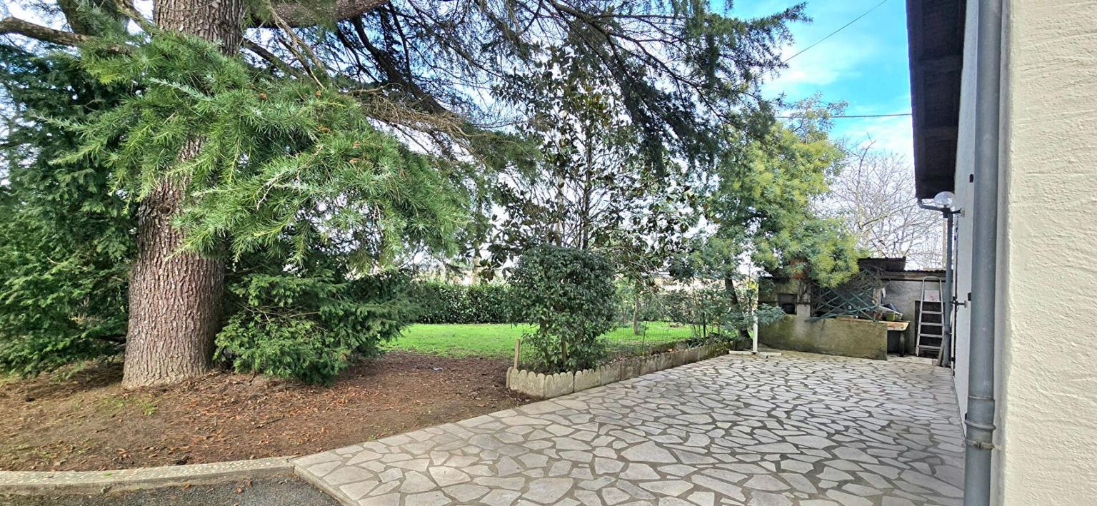 MENESPLET Maison avec double garage , parc 2