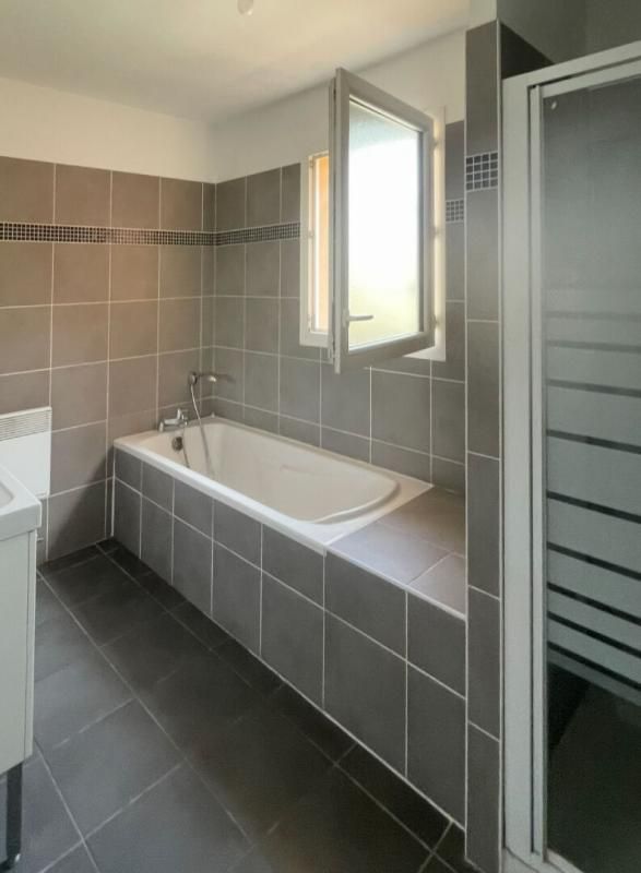 BOULIAC Maison Familiale 4 Pièces à Louer ? Bouliac (8 Allées Sylvestre) Loyer : 1 390  (charges comprises) 3