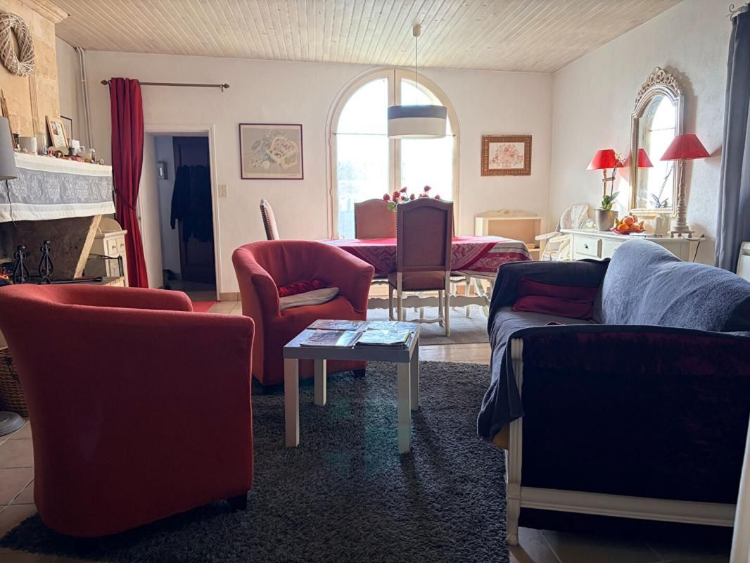 LUSSAC MAISON ATYPIQUE 1