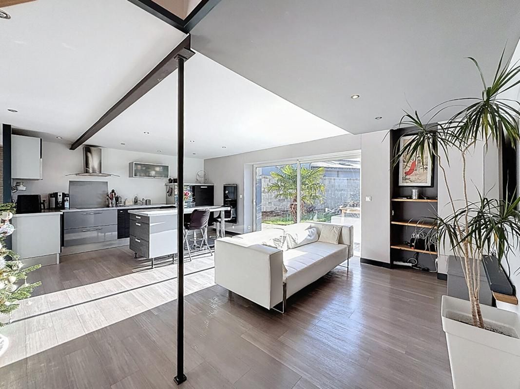 SURZUR SURZUR CENTRE : Maison de caractère rénovée, terrasse plein sud, garage, 4 chambres. Tout à pied 2