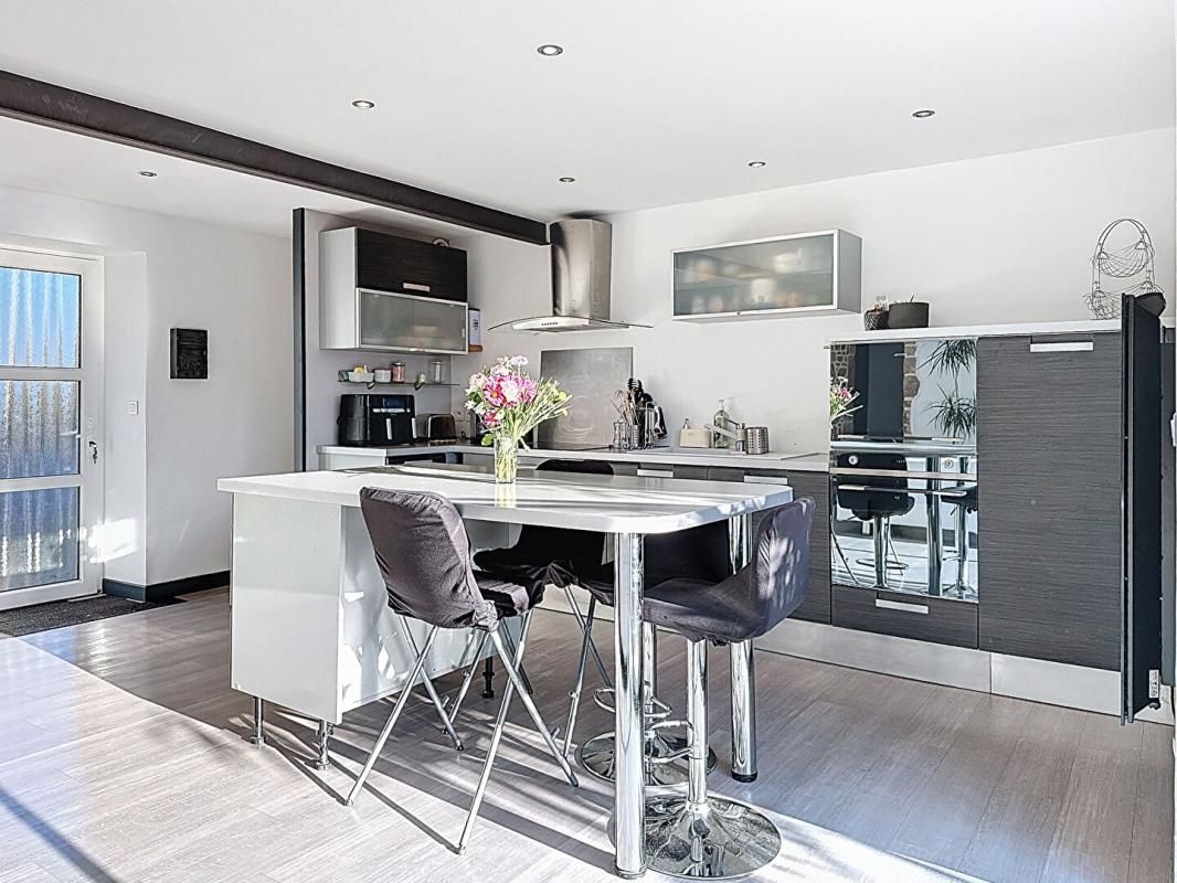 SURZUR SURZUR CENTRE : Maison de caractère rénovée, terrasse plein sud, garage, 4 chambres. Tout à pied 3