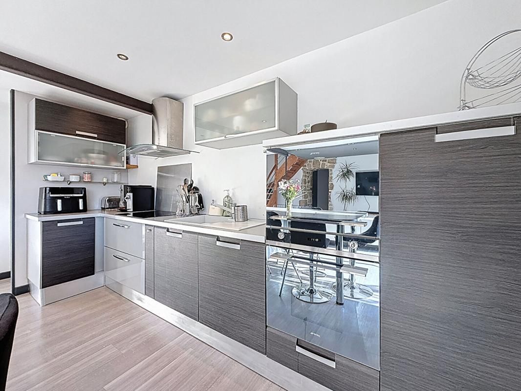 SURZUR SURZUR CENTRE : Maison de caractère rénovée, terrasse plein sud, garage, 4 chambres. Tout à pied 4