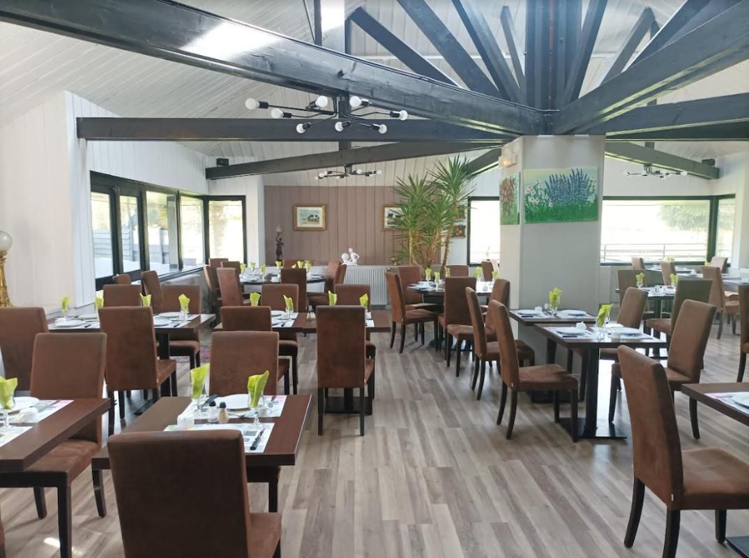 QUIMPER SECTEUR CHATEAUNEUF - Restaurant bien entretenu 300 M² 90 couverts Parking Visibilité 2