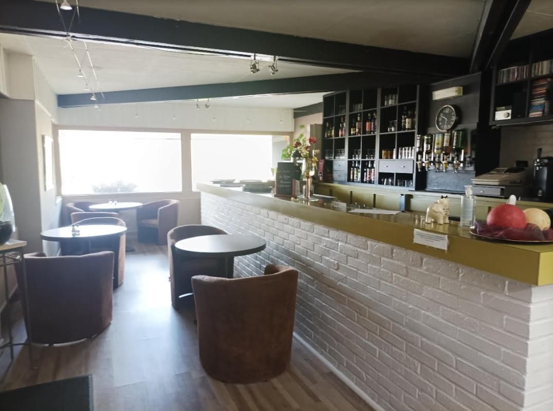 QUIMPER SECTEUR CHATEAUNEUF - Restaurant bien entretenu 300 M² 90 couverts Parking Visibilité 3