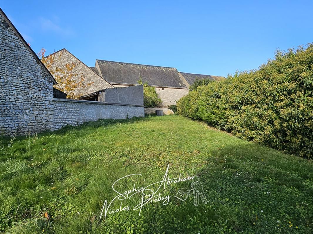 TOURY Maison rénovée, 3 chambres, garage et jardin clos de murs 2