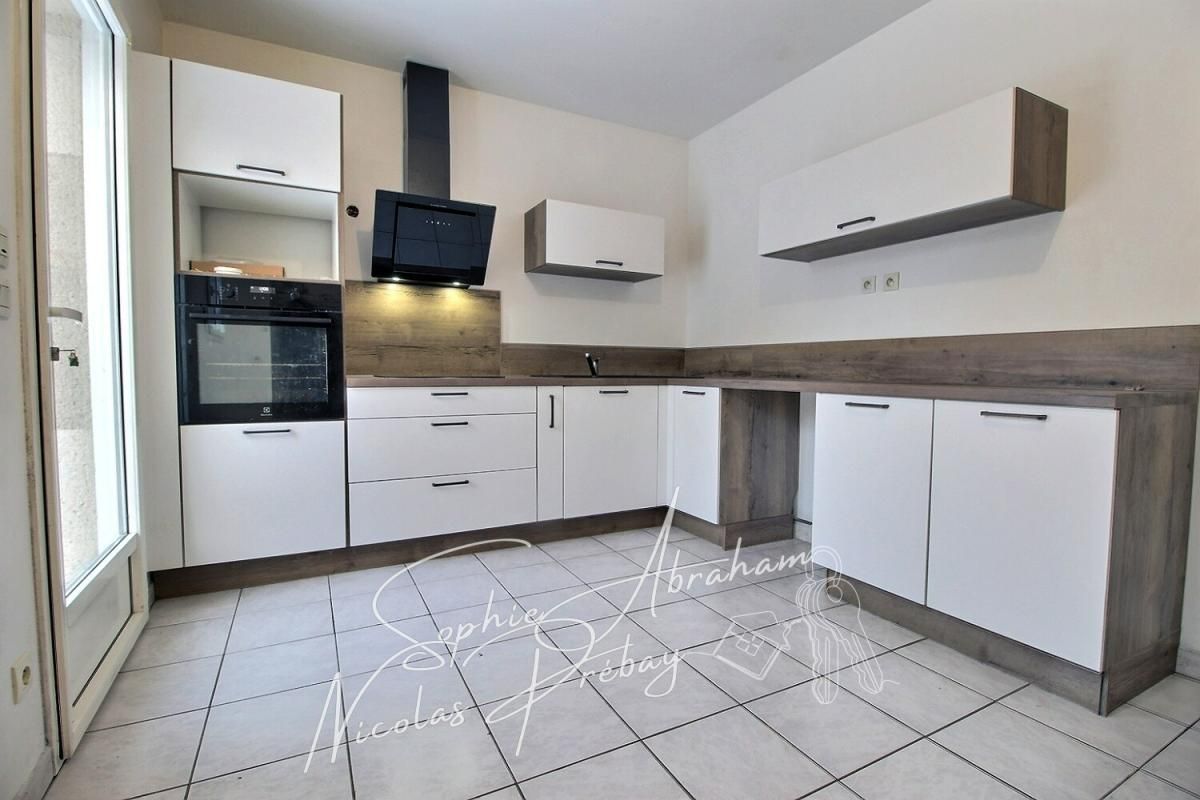 TOURY Maison rénovée, 3 chambres, garage et jardin clos de murs 4