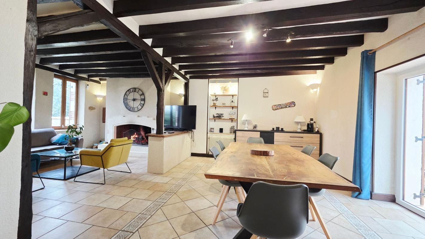 VASSELAY VASSELAY MAISON 172M² 6 PIECES 4 CHAMBRES PISCINE JARDIN 1