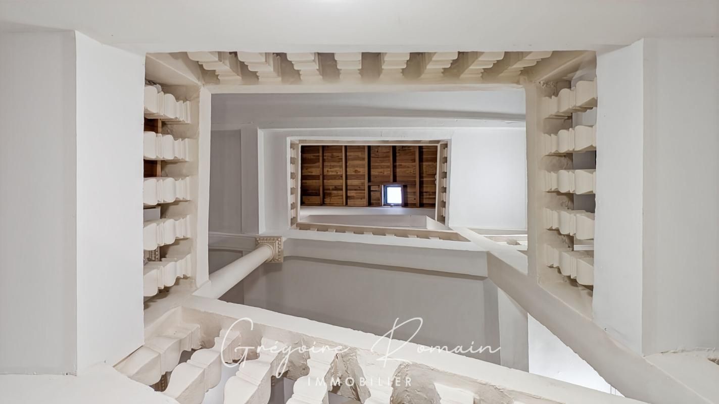 SAINT-CHAMAS Immeuble Saint Chamas 15 pièce(s) 314 m2 4