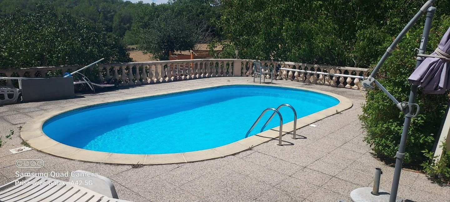 LORGUES dans un joli cadre maison exposée Sud avec piscine 3