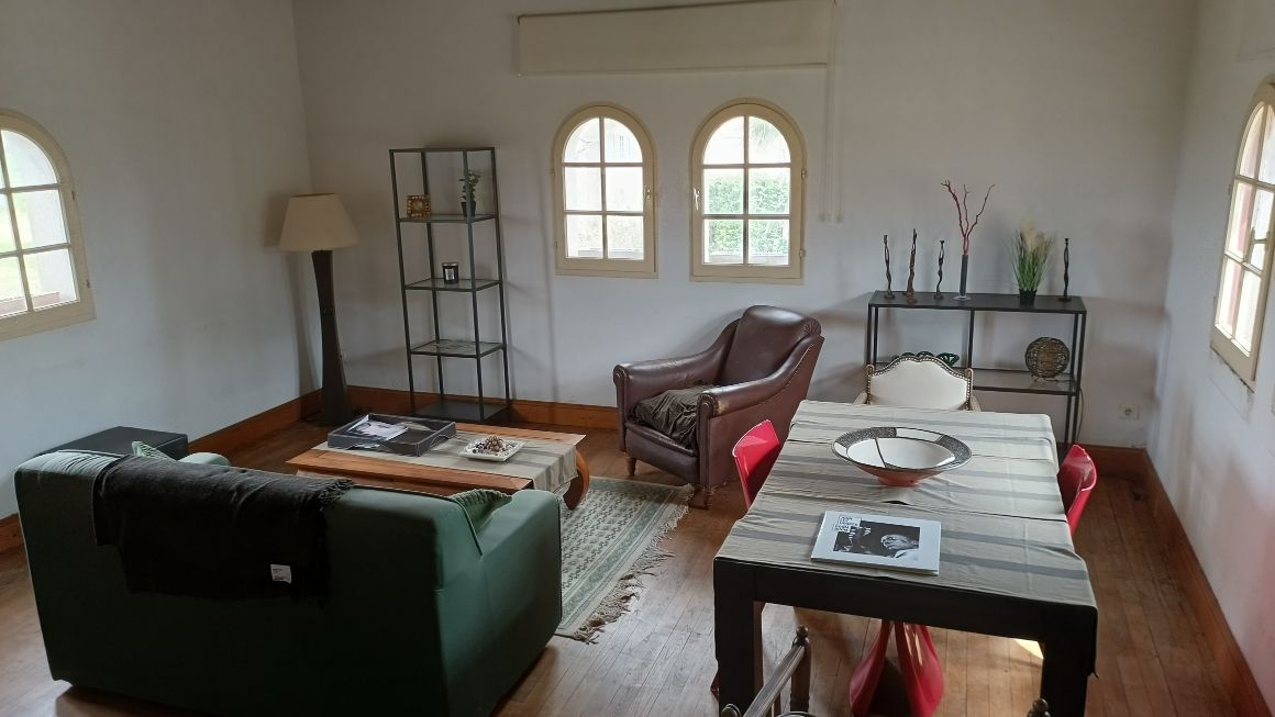 SAINT-ROMAIN-LA-VIRVEE 33  Ensemble immobilier, bati en R2, annexes et terrain de 15 000 m2 2