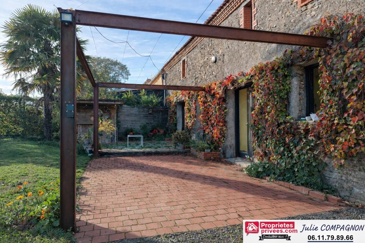 MONTREVAULT LONGERE DE CARACTERE 243 M² - 5 CHAMBRES - JARDIN - CARPORTS 2