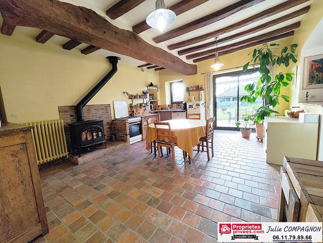 MONTREVAULT LONGERE DE CARACTERE 243 M² - 5 CHAMBRES - JARDIN - CARPORTS 4