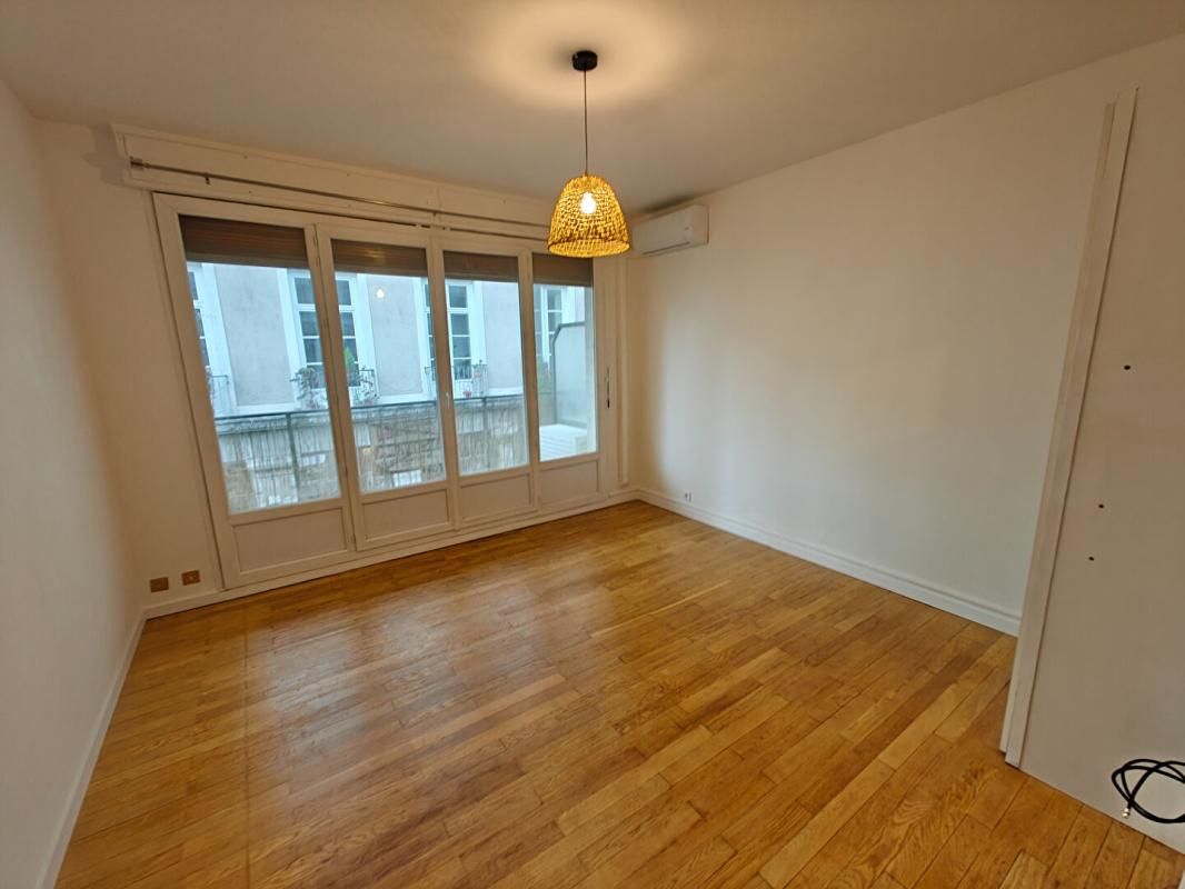 GRENOBLE Studio 20m²  Balcon de 6m², DPE C , clim réversible ,  hyper centre , 2ieme etage, parquet, balcon , rénové 1