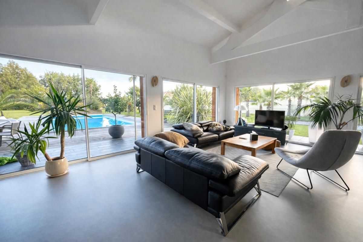 CESTAS Superbe Villa Cestas 5 pièce(s) 210 m2 habitables + garages 2