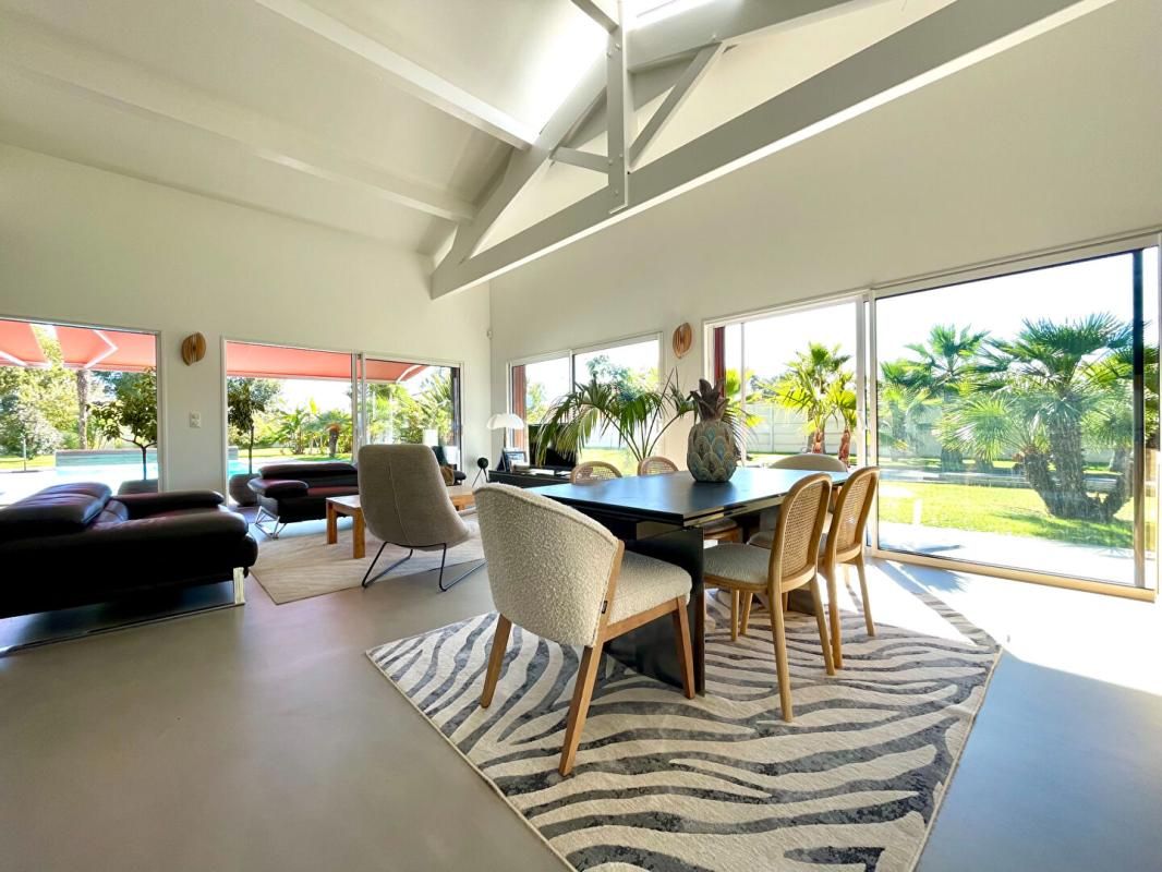 CESTAS Superbe Villa Cestas 5 pièce(s) 210 m2 habitables + garages 3