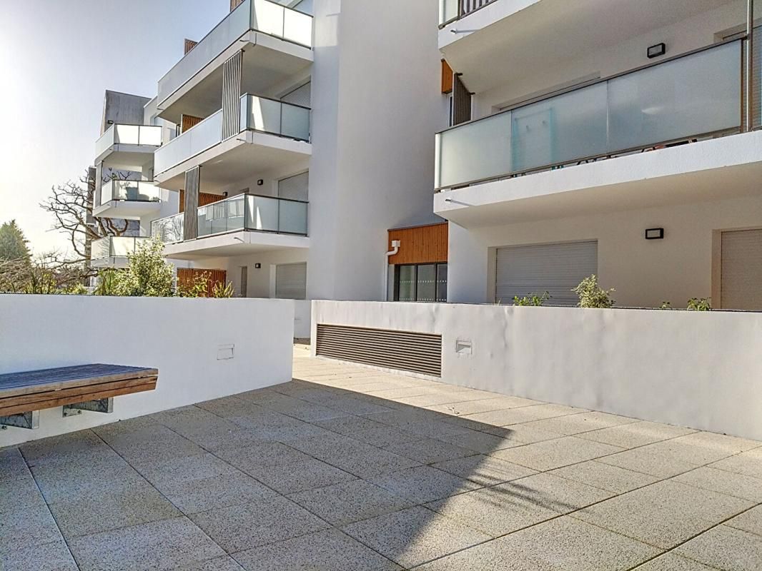 Bel Appartement de 45 m2 + terrasse + parking, de 2024, jamais habité, situé dans un quartier résidentiel récent, très calme, à seulement 500 m du centre-ville de Lorient et 800 m de la gare TGV