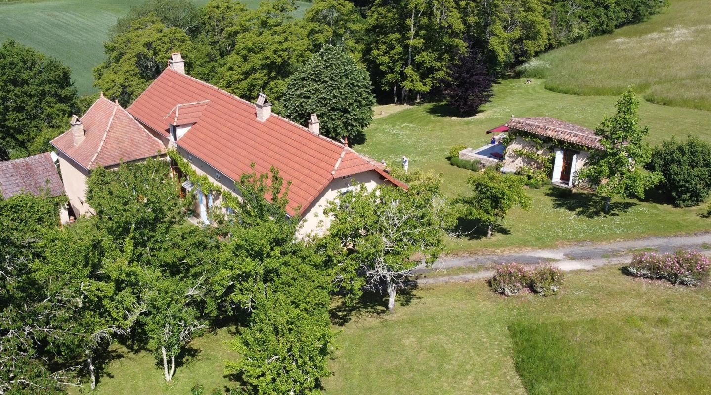 SAINTE-ALVERE Ferme de caractère rénovée, avec maison d'amis et garage, sur 12 hectares de terrain 2