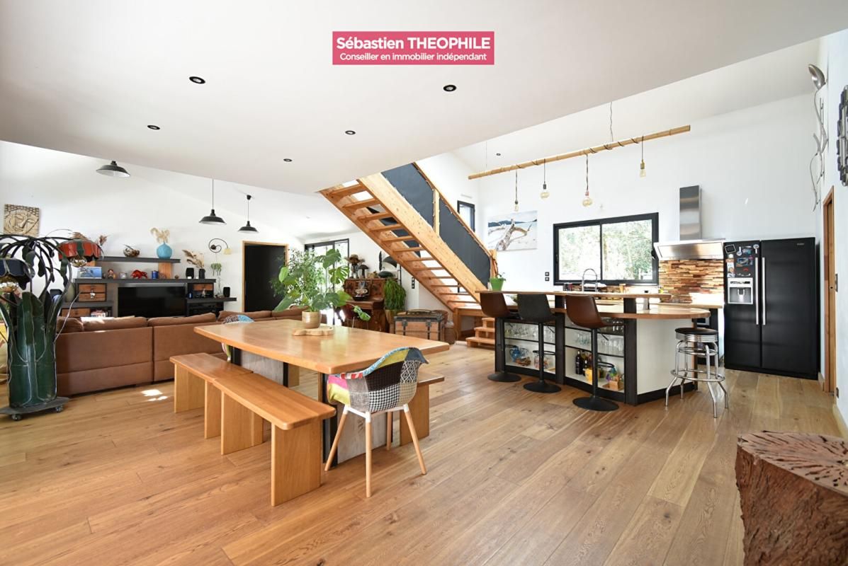 SAINT-HILAIRE-DE-RIEZ Maison d'architecte T5 au coeur d'un parc boisé 3