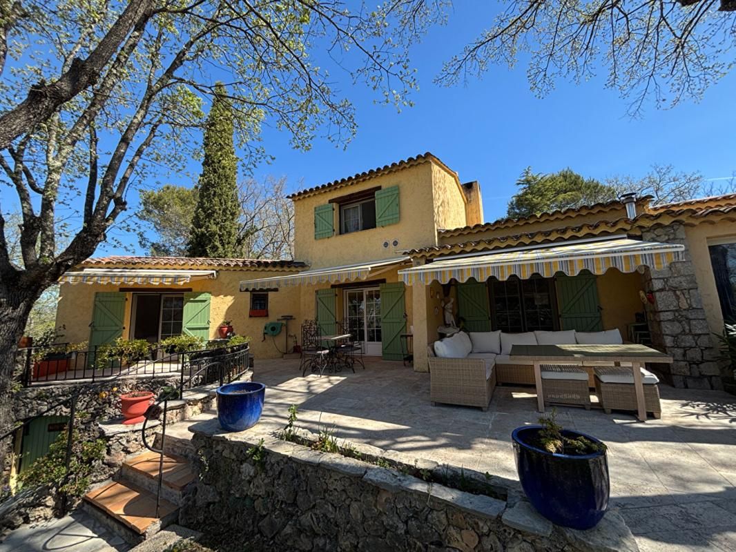 SAINT-PAUL-EN-FORET Superbe propriété de charme à Saint-Paul-en-Forêt avec dépendance et prestations haut de gamme 2