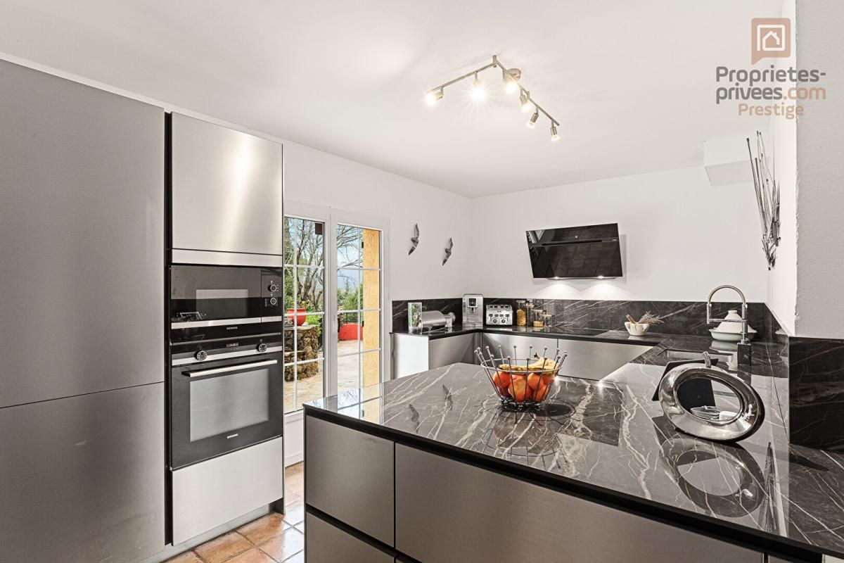 SAINT-PAUL-EN-FORET Superbe propriété de charme à Saint-Paul-en-Forêt avec dépendance et prestations haut de gamme 2