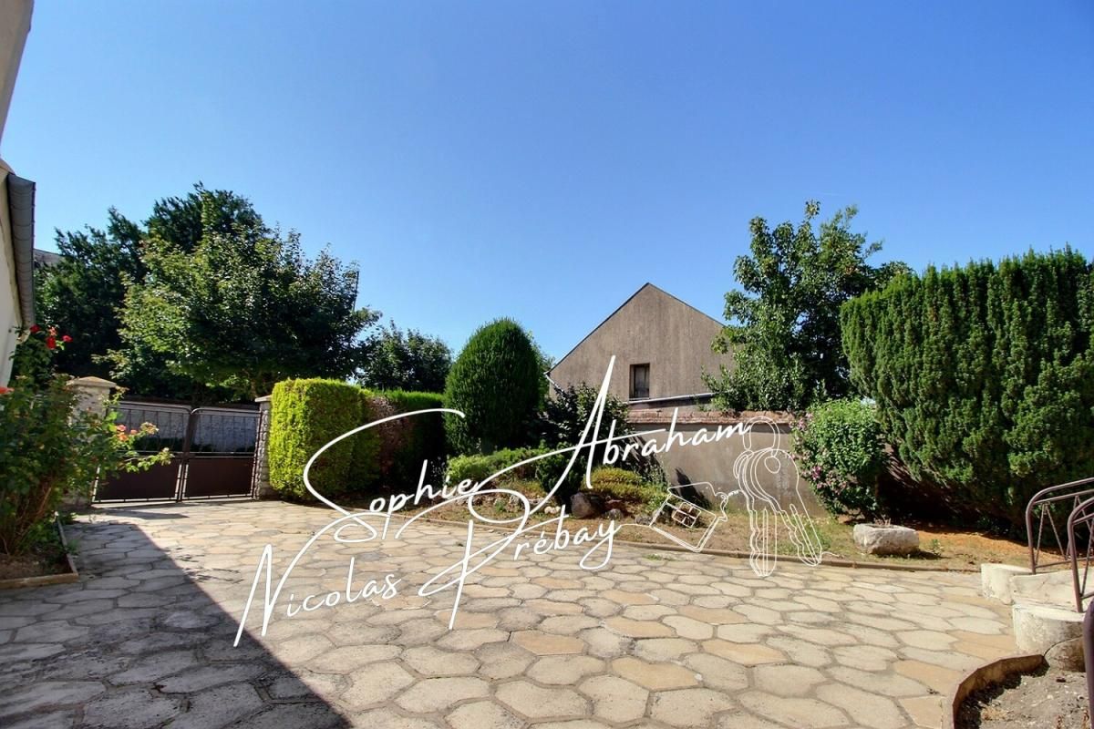 TOURY Maison sur sous-sol, 4 chambres, 3 garages et jardin 2