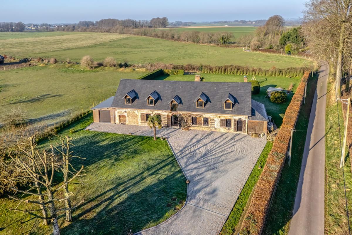 briques et silex sur terrain plat, 281 m2 6-7 chambres / beaux volumes de vie