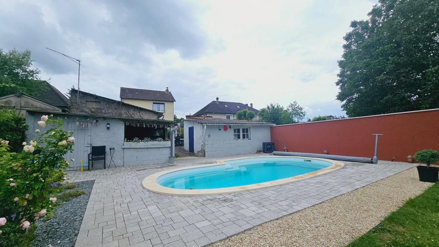 BOURGES BOURGES MAISON 98.4M² ET APPARTEMENT 44.4M² PISCINE JARDIN GARAGE 1