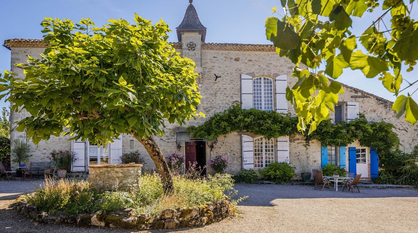 VILLENEUVE-SUR-LOT Château authentique du XIIIe siècle avec trois gîtes, piscine et 2 ha 1